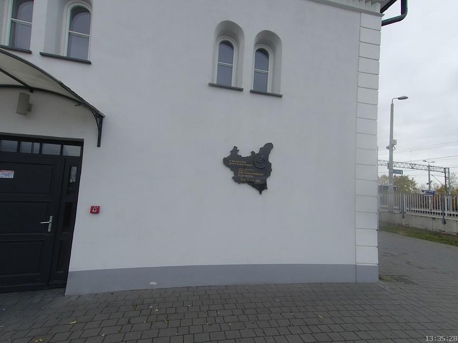 Tablica na stacji upamiętniająca wizytę w Łochowie Marszałka Piłsudskiego