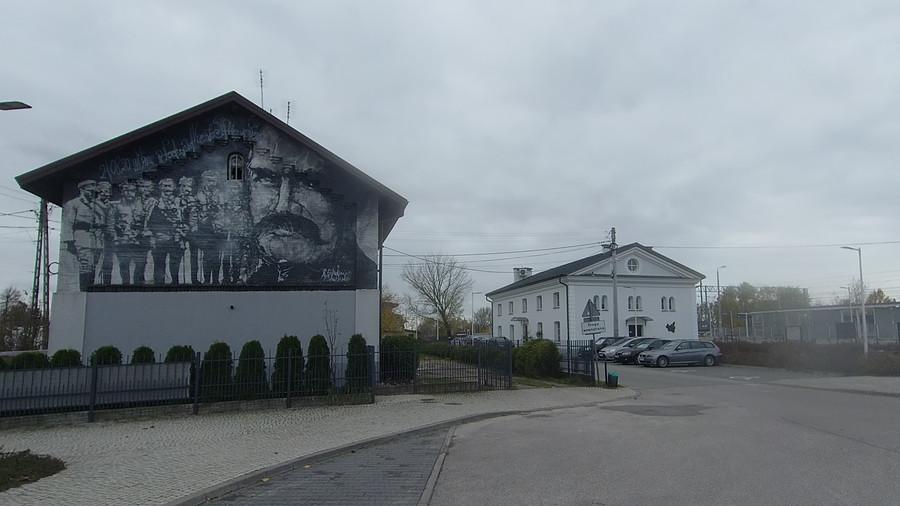 Mural w Łochowie, w głębi budynek stacyjny