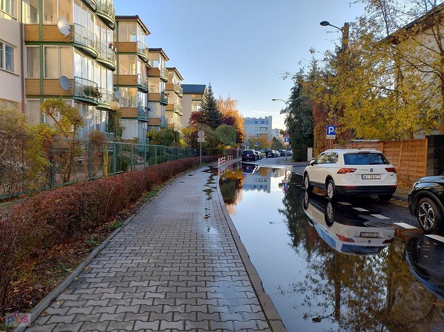 Po wczorajszym deszczu widać, gdzie są zatkane studzienki