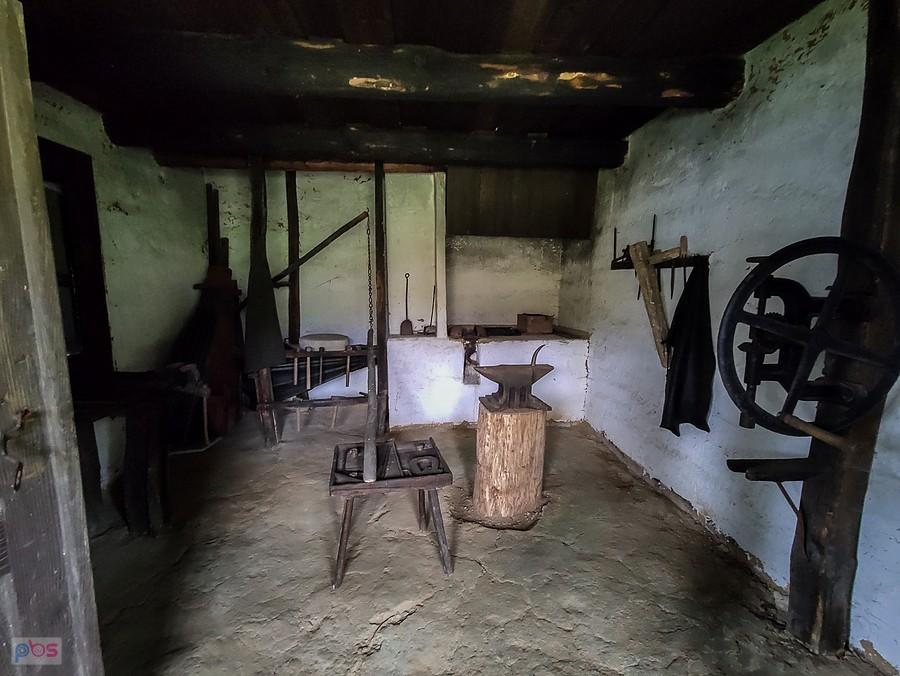 Bardejovské Kúpele - skansen , kuźnia z Abrahámoviec XVIII w,
