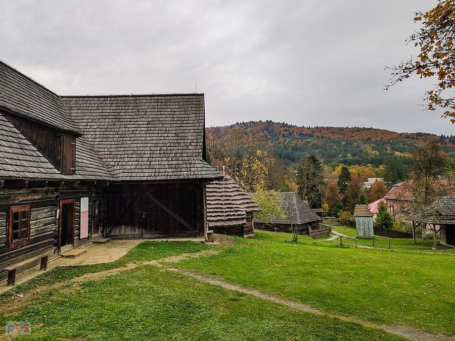 Bardejovské Kúpele - skansen, po lewej chata z Petrovej