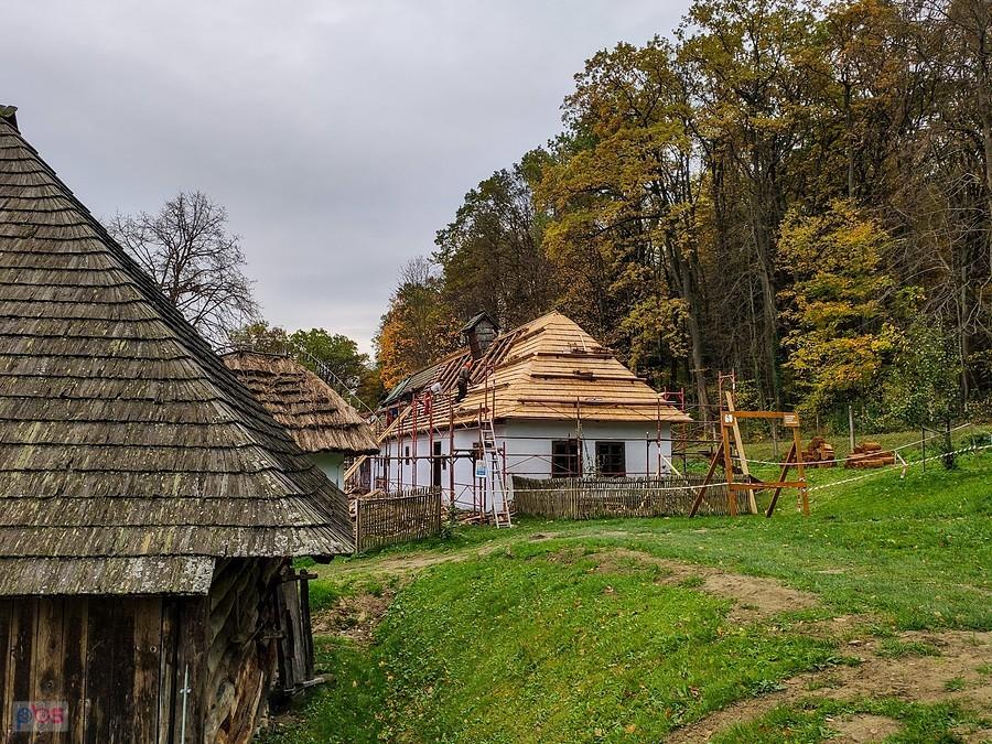 Bardejovské Kúpele - skansen, wymiana gontów na chacie z Kračúnoviec