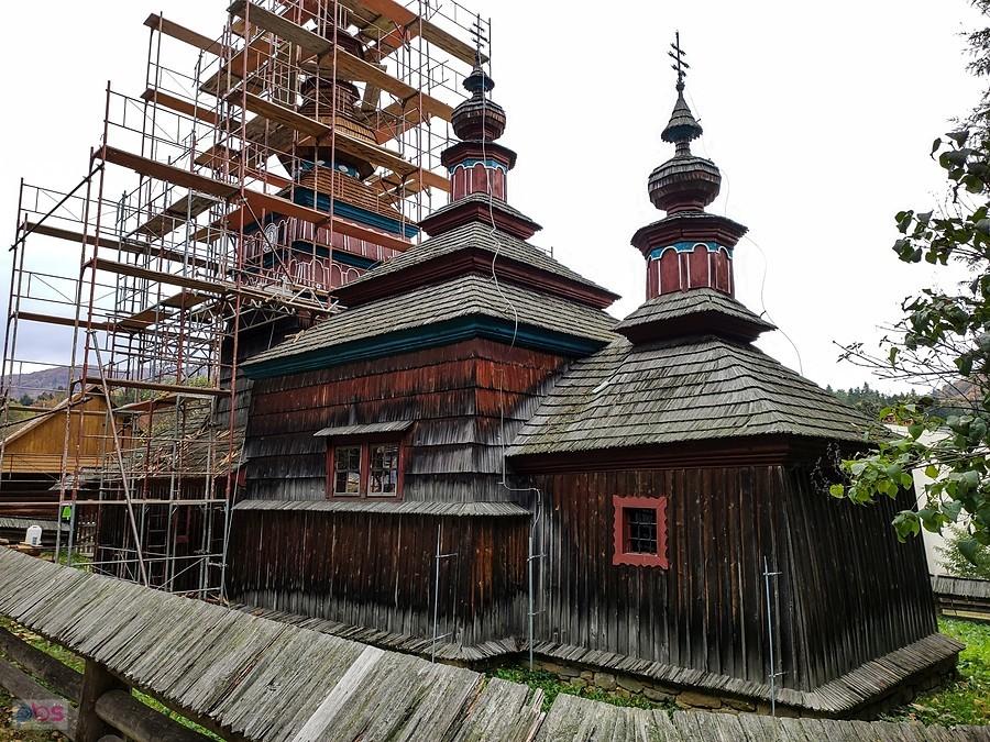 Bardejovské Kúpele - skansen, wymiana gontów na cerkwi z Mikulasovej z 1730 roku