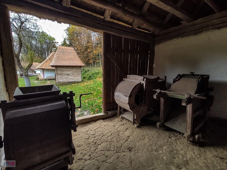Bardejovské Kúpele - skansen, wnętrze stodoły z Tarbaja