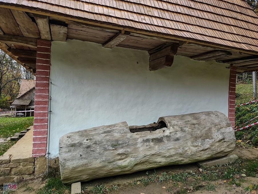 Bardejovské Kúpele - skansen, zbiornik na zboże przy chacie z Hrabovej Roztoky