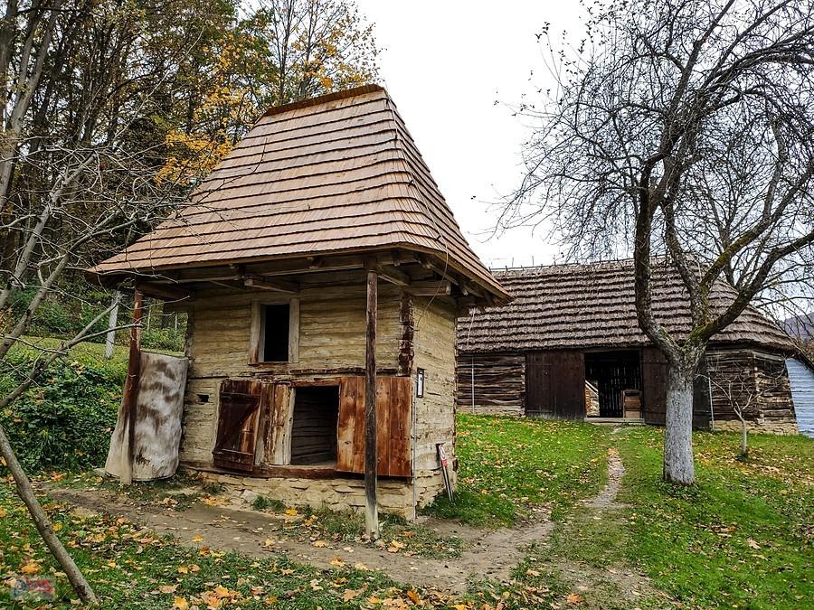 Bardejovské Kúpele - skansen, chlewik z Vel'kopru