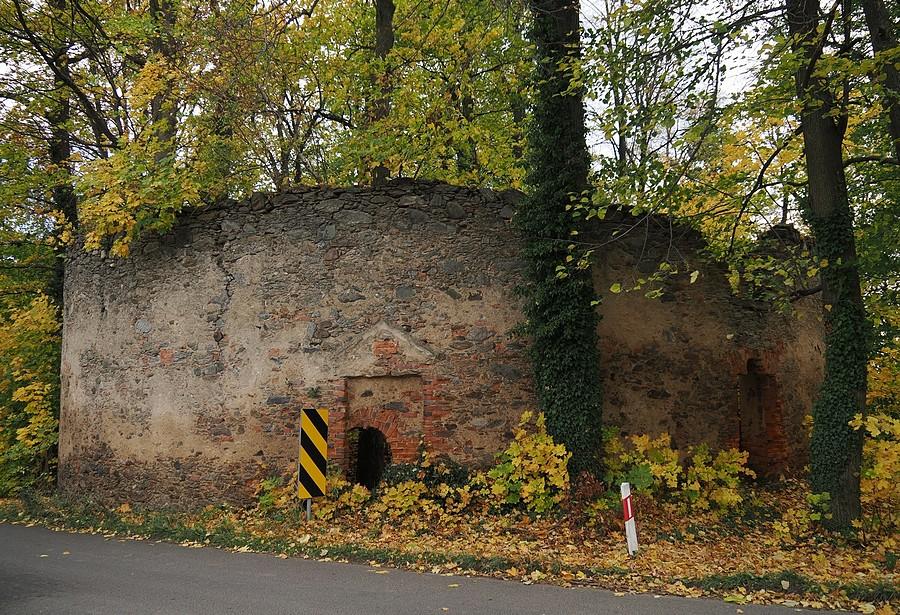 Rotunda do walk rycerskich w Ostroszowicach