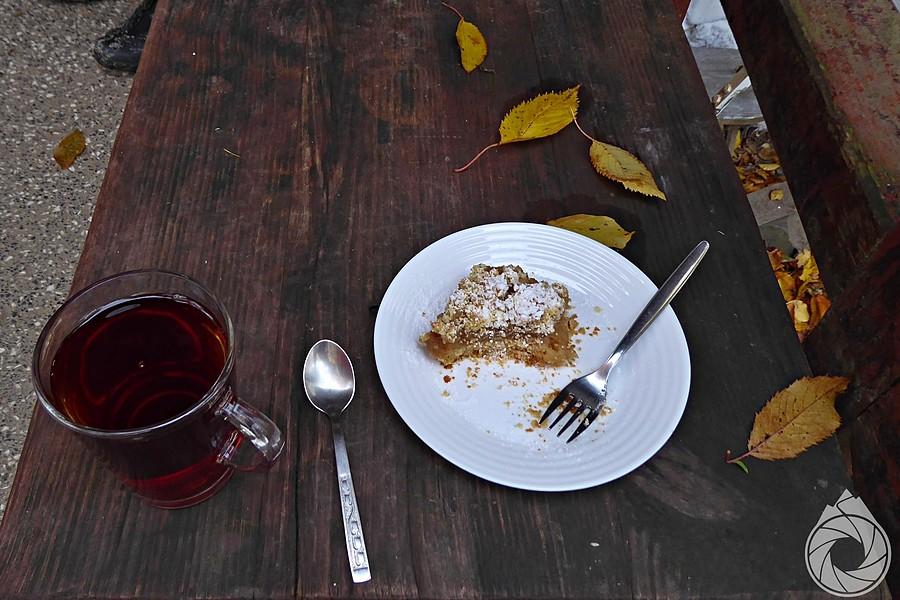 szarlotka i herbata pod Bacówką w Bartnem