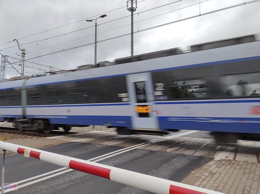 To Ożarów. Pociąg przemknął przez przejazd