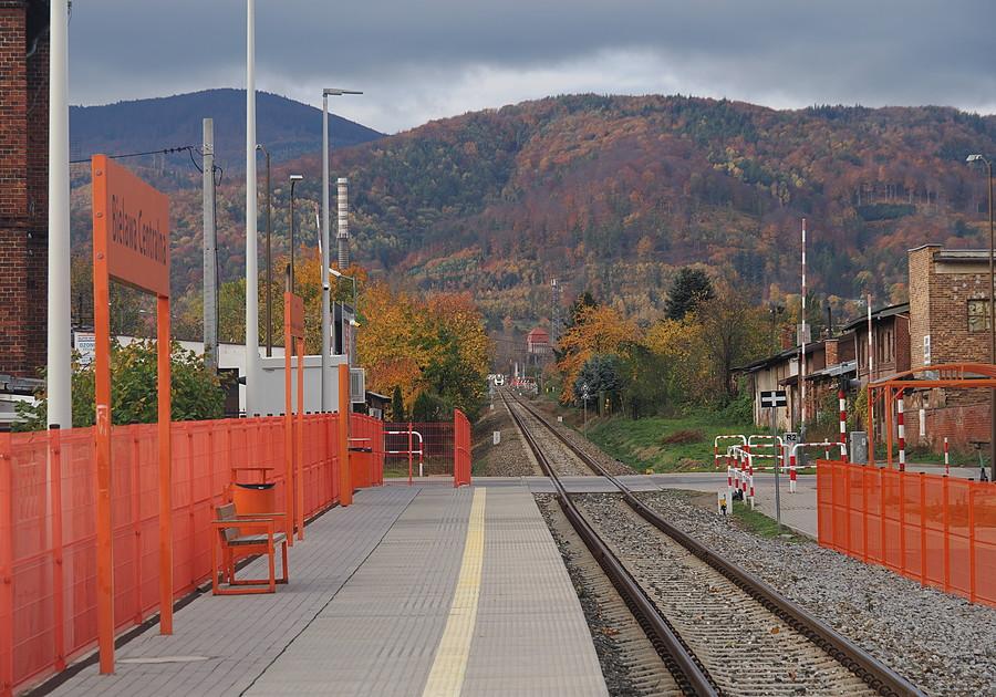 Przystanek Bielawa Centralna i jesienne Góry Sowie