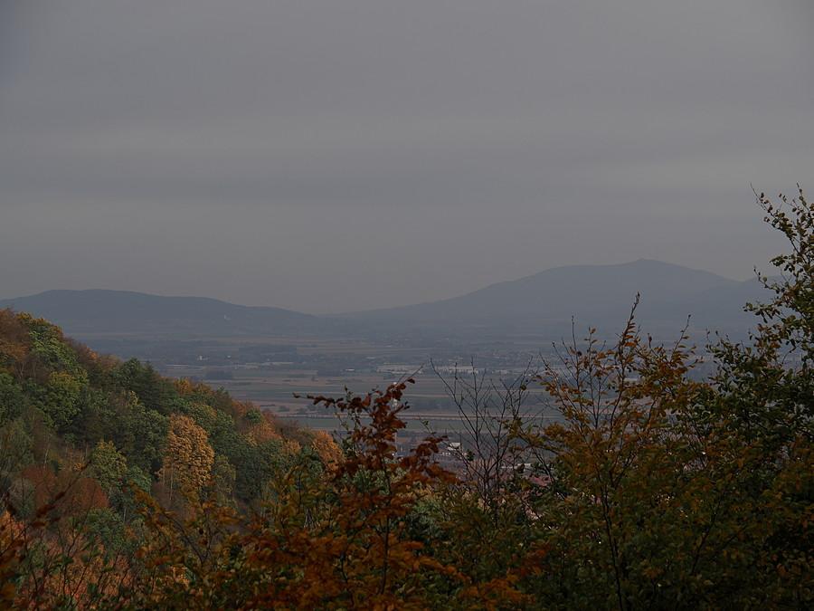 Z Kociego Grzbietu widać także Ślęże 718 m.n.p.m
