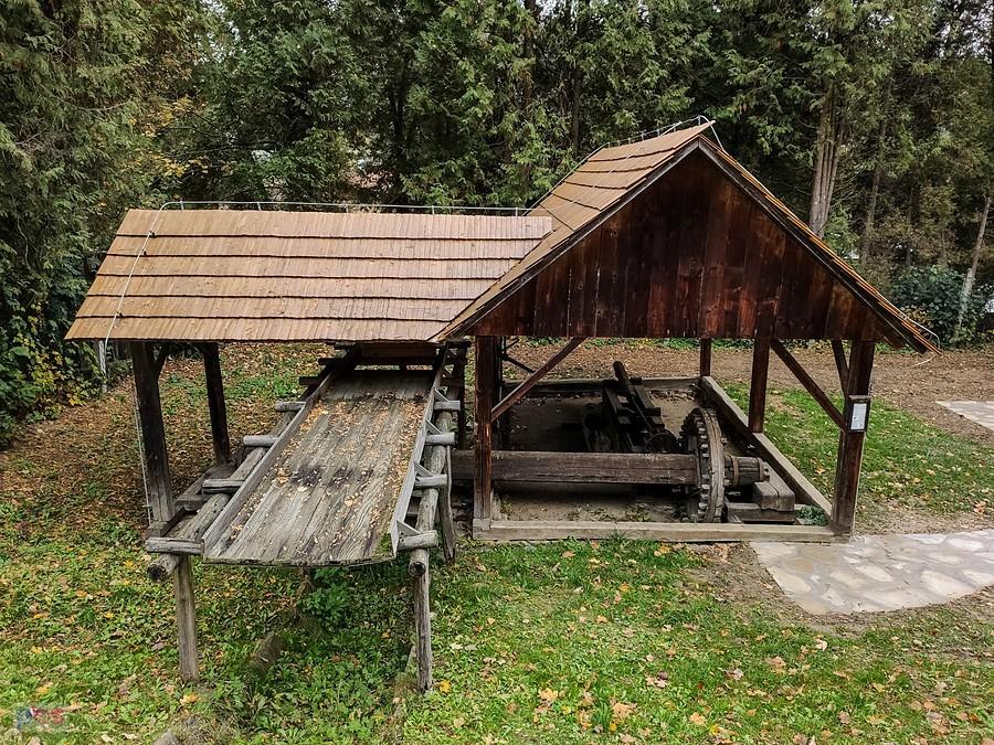Bardejovské Kúpele - skansen, unikalne urządzenie do wyrobu drewnianych rur wodociągowych z Bardejova