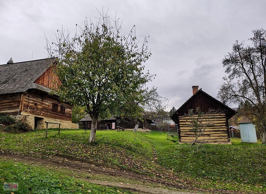 Bardejovské Kúpele - skansen, chata z Petrovej i kuźnia z Abrahámoviec