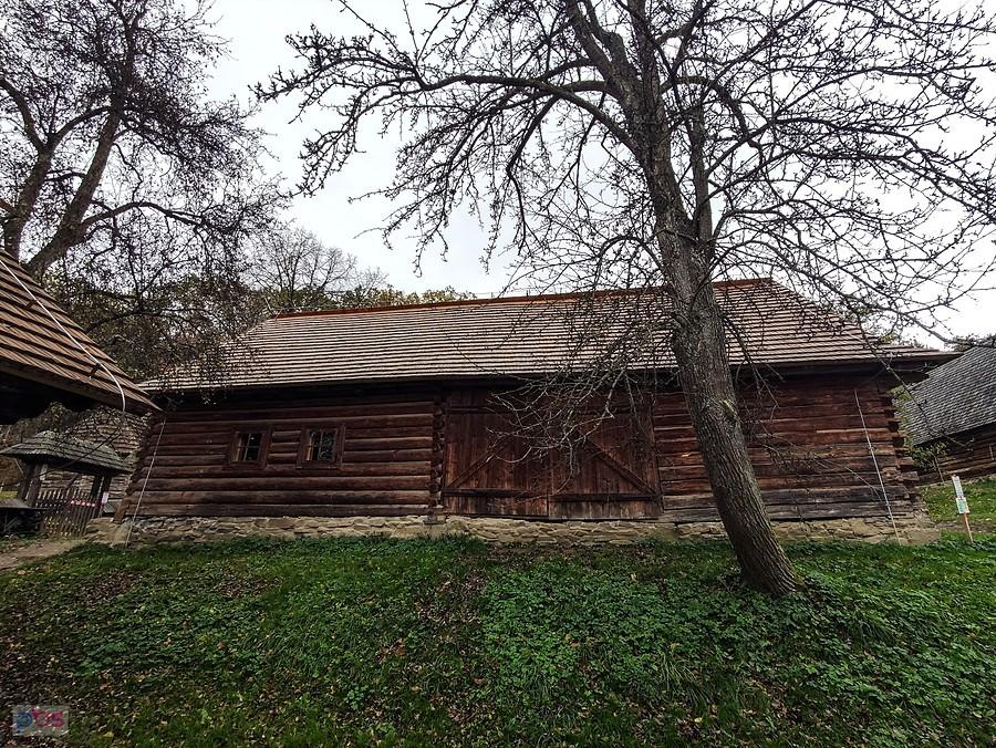 Bardejovské Kúpele - skansen, w tej stodole znajduje się warsztat stolarski skansenu