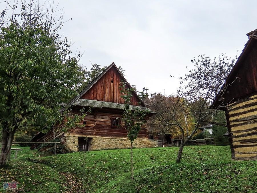Bardejovské Kúpele - skansen, szczyt chaty z Petrovej z 1896 roku