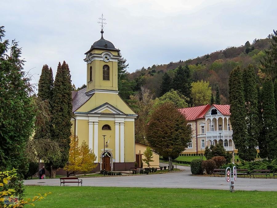 Bardejovské kúpele - kościół i w głębi uzdrowiskowy dom Fontána