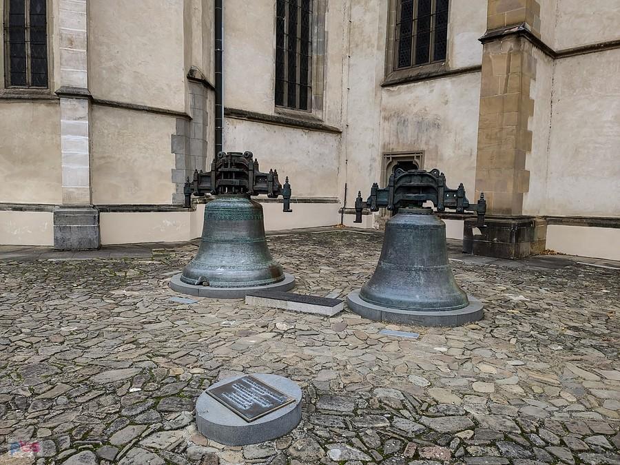 Dzwony Urban (XVI w) i Jan (XV w) przed bazyliką w Bardejowie