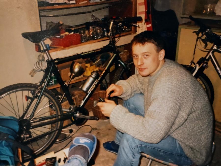 Serwis rowerowy w piwnicy u Zośki. 1998 rok.