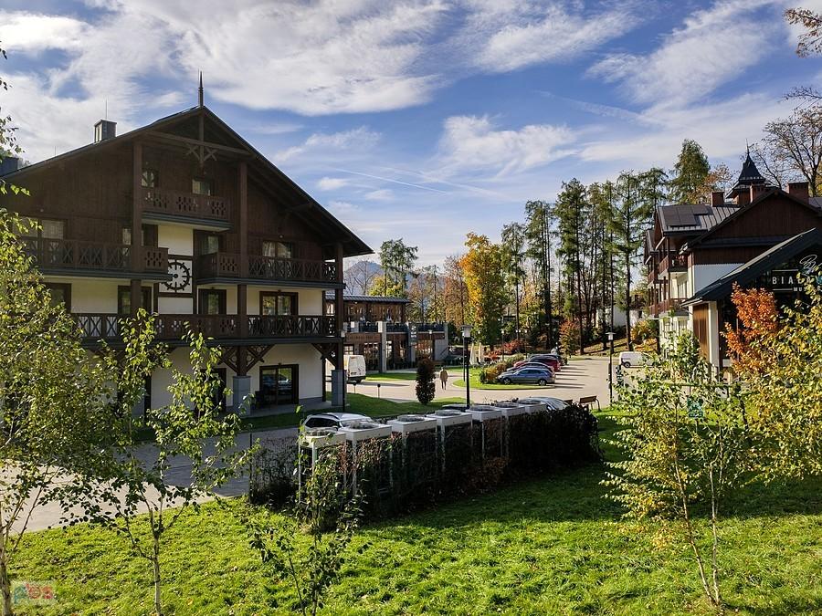 Hotel, a po prawej pub i restauracja Parkowa