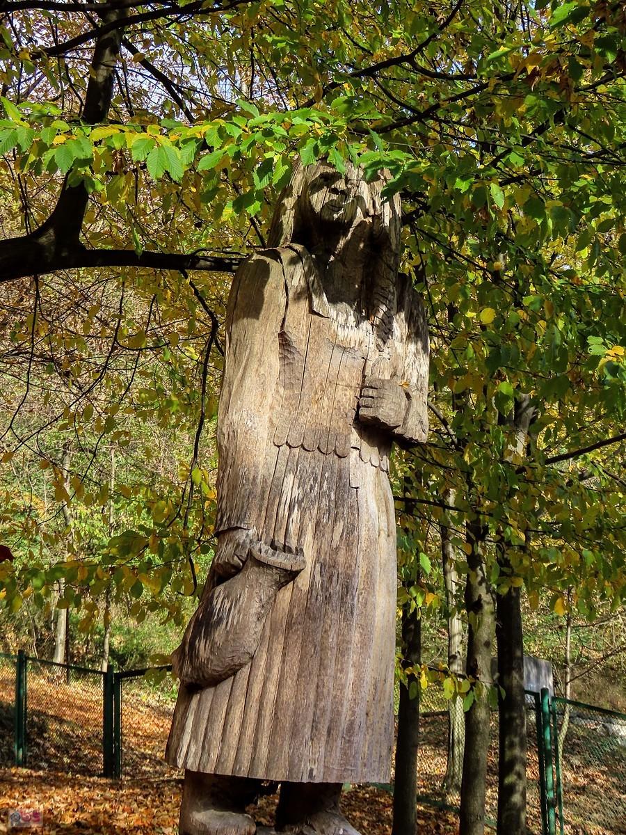Szczawnica - drewniana Wanda pilnuje źródła