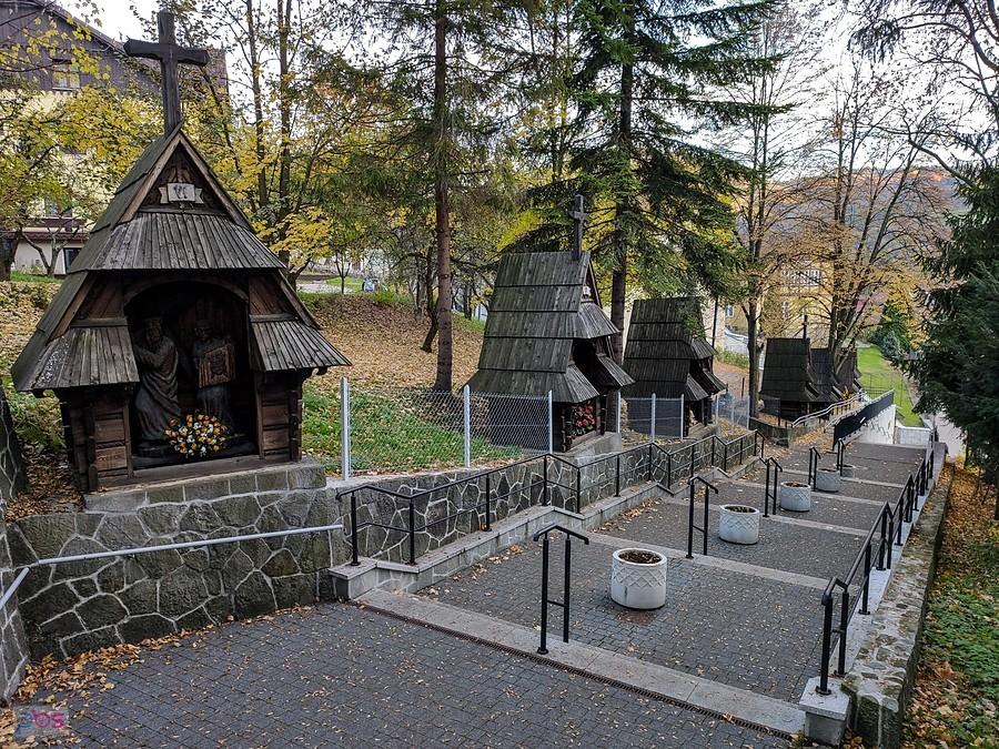Szczawnica - kapliczki drogi krzyżowej przy schodach prowadzących do kościoła