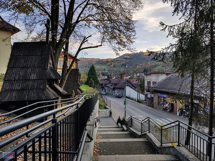 Szczawnica - ul. Szalaya, a w oddali polanki i lasy Załazia