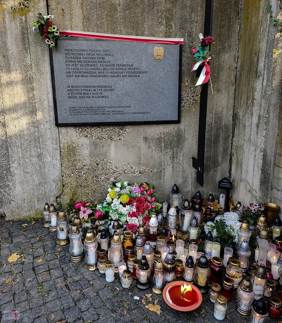 Nowy cmentarz na Służewie - tablica poświęcona ofiarom reżimu komunistycznego z lat 1944–1956