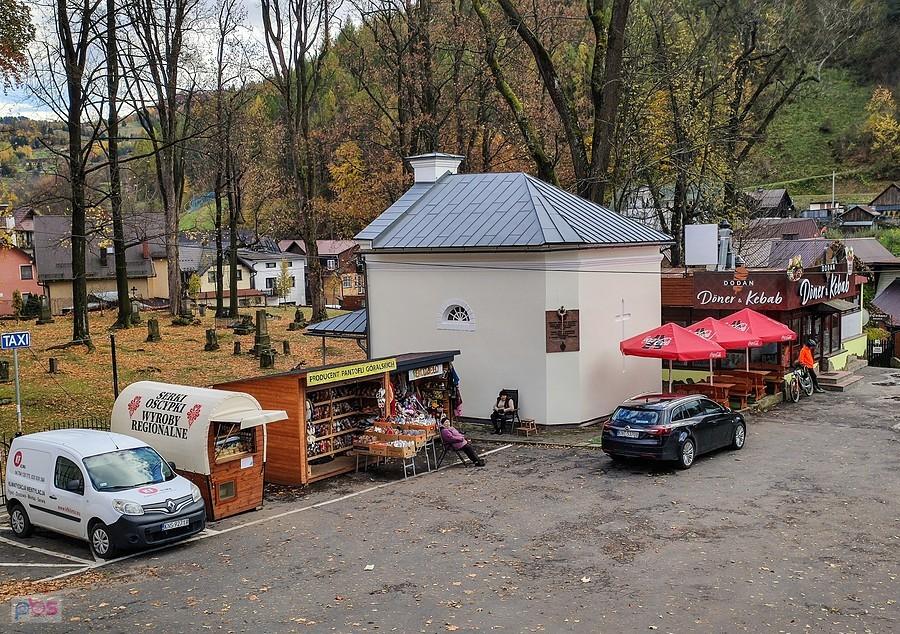 Kaplica Szalayów w sąsiedztwie kapci i kebabów