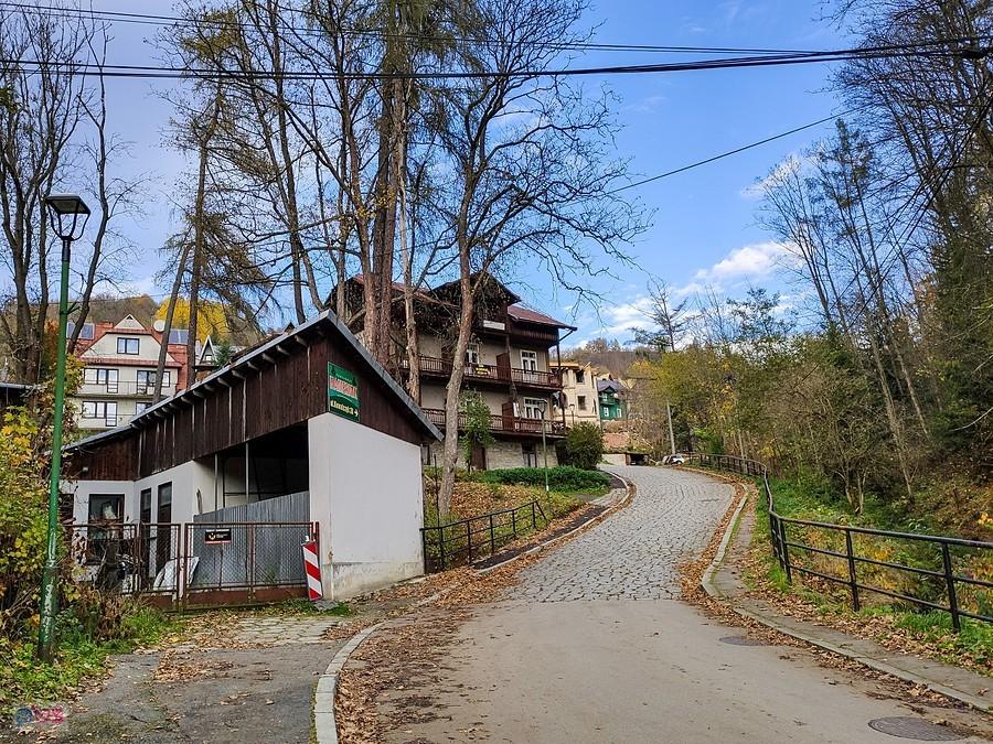 Szczawnica droga pnie się do góry na Kowalczyk