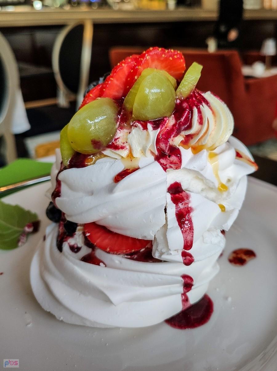 Wielka i słodka beza w Cafe Helenka