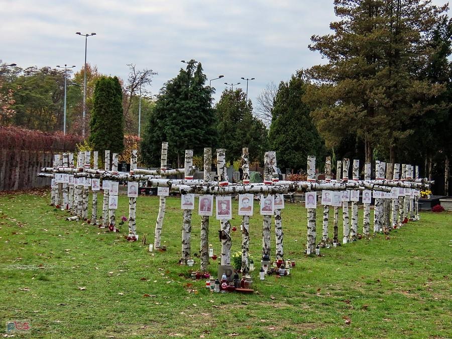 Symboliczne krzyże na kwaterze "Ł"