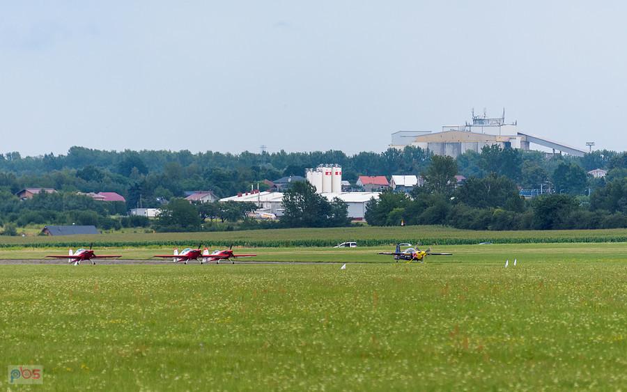 Extra 330 LC #SP-TLA - pilot Adam Labus, #SP-TLB - Sebastian Nowicki, #SP-TLC - Łukasz Świderski oraz Zivko Edge 540T #SP-YLC i pilot Łukasz Czepiela