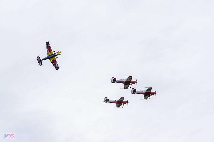 Extra 330 LC #SP-TLA, #SP-TLB - #SP-TLC - grupa Firebirds oraz Zivko Edge 540T #SP-YLC - Łukasz Czepiela
