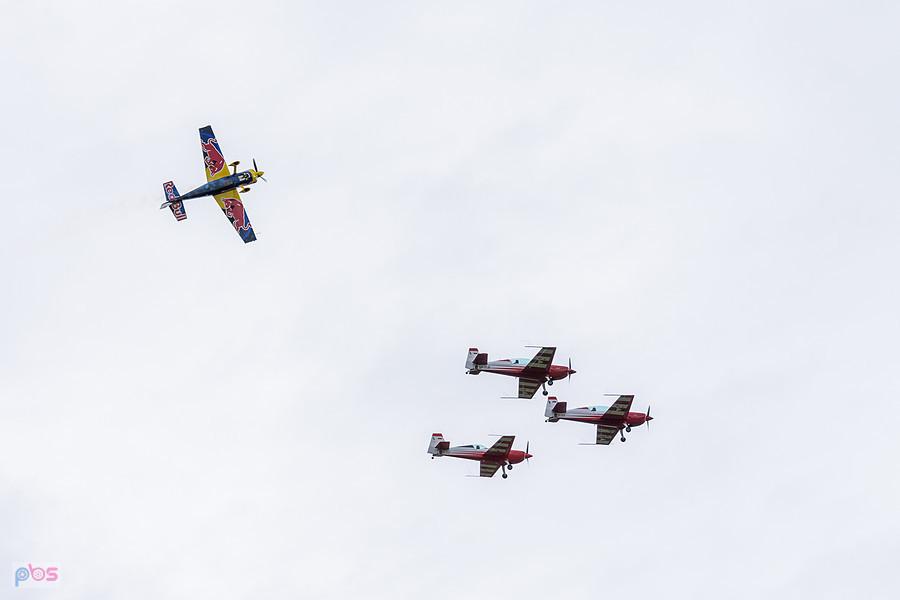 Extra 330 LC #SP-TLA, #SP-TLB - #SP-TLC - grupa Firebirds oraz Zivko Edge 540T #SP-YLC - Łukasz Czepiela