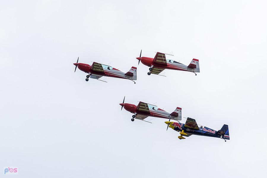 Extra 330 LC #SP-TLA, #SP-TLB - #SP-TLC - grupa Firebirds oraz Zivko Edge 540T #SP-YLC - Łukasz Czepiela