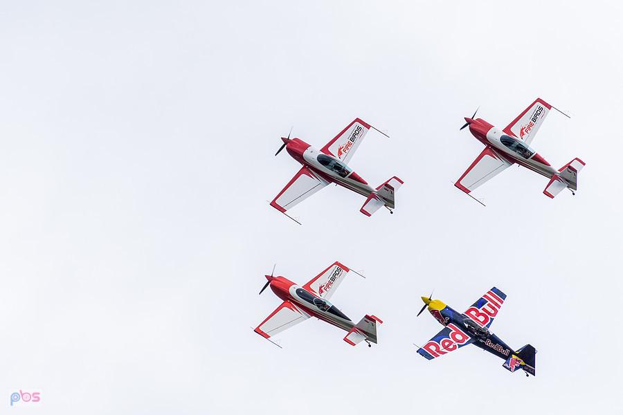 Extra 330 LC #SP-TLA, #SP-TLB - #SP-TLC - grupa Firebirds oraz Zivko Edge 540T #SP-YLC - Łukasz Czepiela