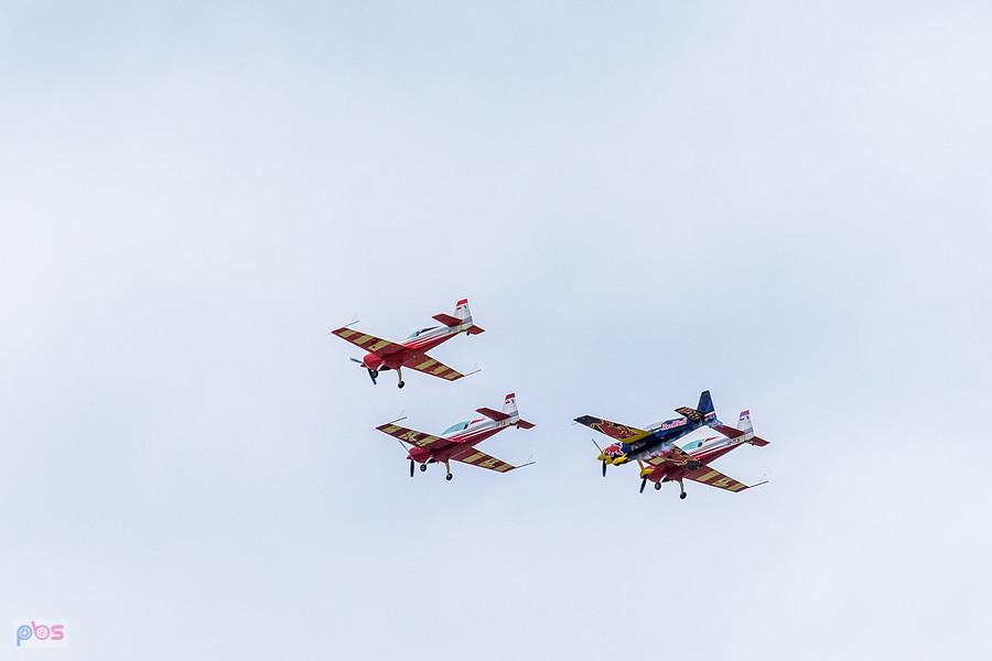 Extra 330 LC #SP-TLA, #SP-TLB - #SP-TLC - grupa Firebirds oraz Zivko Edge 540T #SP-YLC - Łukasz Czepiela