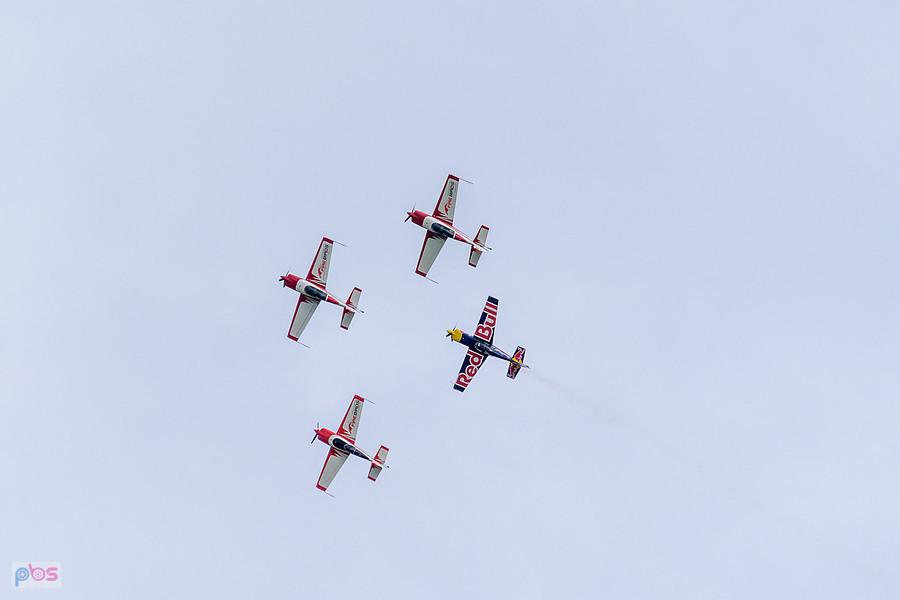 Extra 330 LC #SP-TLA, #SP-TLB - #SP-TLC - grupa Firebirds oraz Zivko Edge 540T #SP-YLC - Łukasz Czepiela