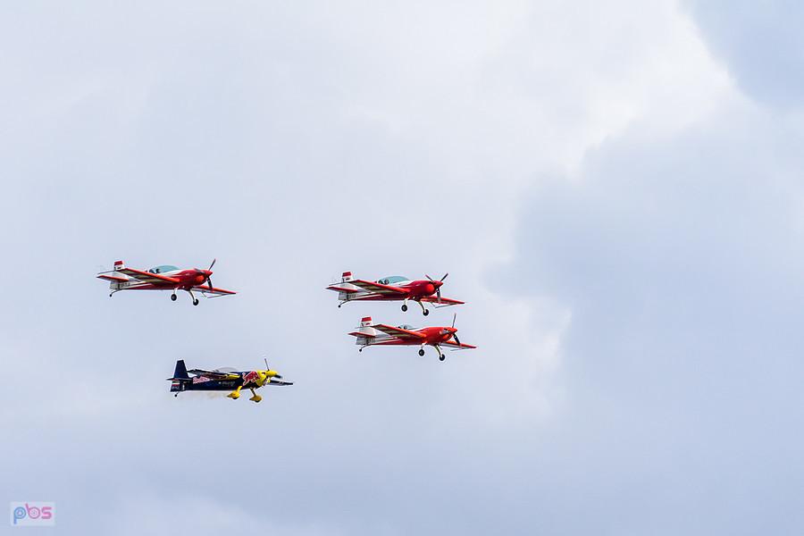 Extra 330 LC #SP-TLA, #SP-TLB - #SP-TLC - grupa Firebirds oraz Zivko Edge 540T #SP-YLC - Łukasz Czepiela