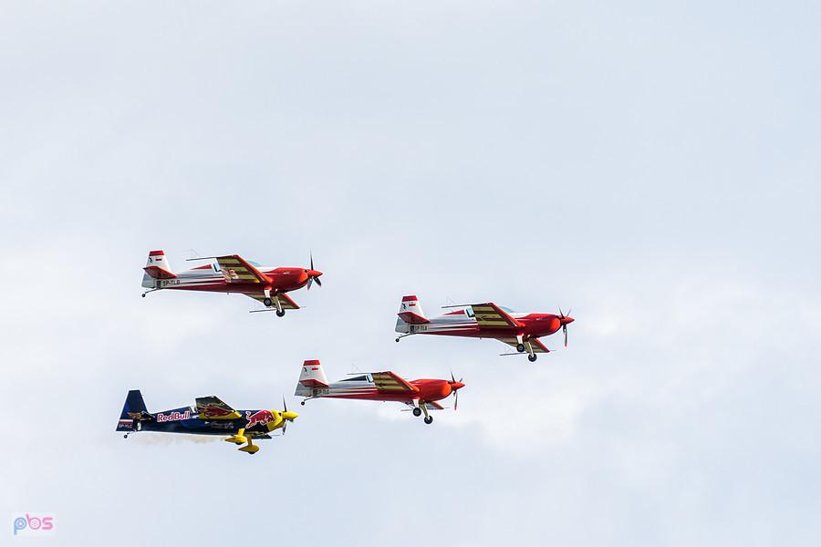 Extra 330 LC #SP-TLA, #SP-TLB - #SP-TLC - grupa Firebirds oraz Zivko Edge 540T #SP-YLC - Łukasz Czepiela