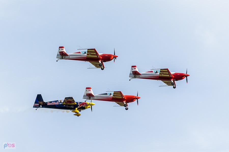 Extra 330 LC #SP-TLA, #SP-TLB - #SP-TLC - grupa Firebirds oraz Zivko Edge 540T #SP-YLC - Łukasz Czepiela