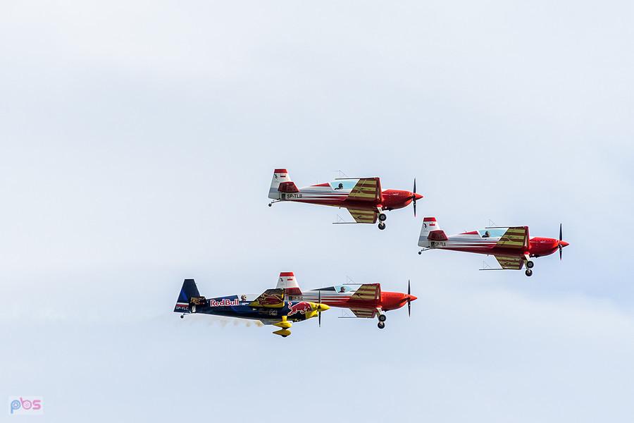 Extra 330 LC #SP-TLA, #SP-TLB - #SP-TLC - grupa Firebirds oraz Zivko Edge 540T #SP-YLC - Łukasz Czepiela