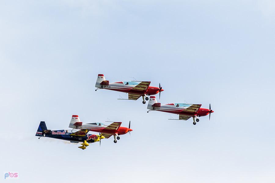 Extra 330 LC #SP-TLA, #SP-TLB - #SP-TLC - grupa Firebirds oraz Zivko Edge 540T #SP-YLC - Łukasz Czepiela