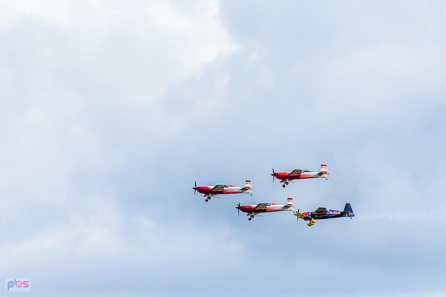 Extra 330 LC #SP-TLA, #SP-TLB - #SP-TLC - grupa Firebirds oraz Zivko Edge 540T #SP-YLC - Łukasz Czepiela