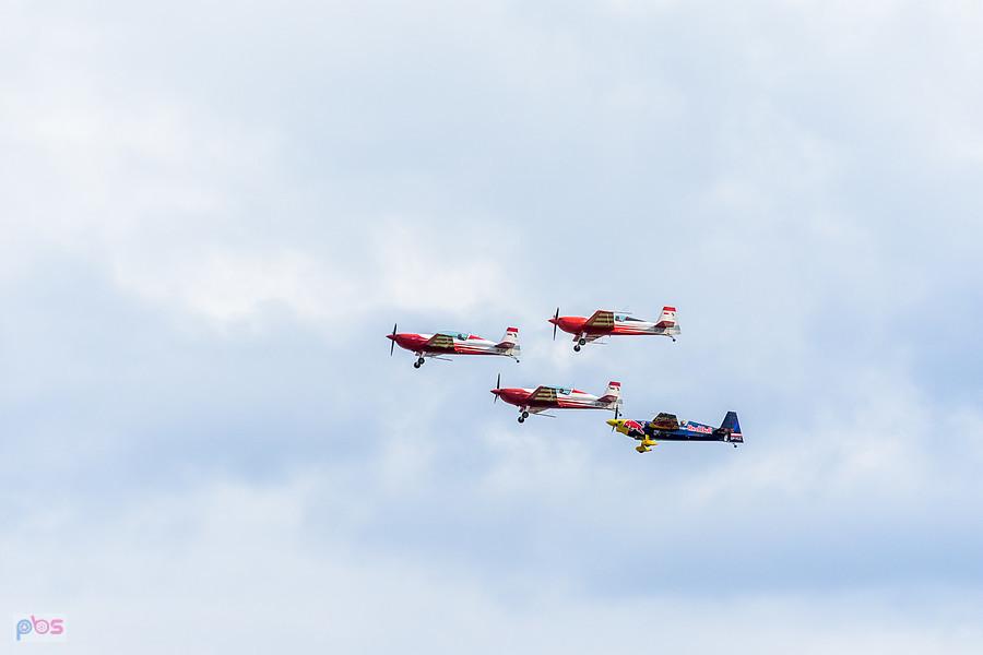 Extra 330 LC #SP-TLA, #SP-TLB - #SP-TLC - grupa Firebirds oraz Zivko Edge 540T #SP-YLC - Łukasz Czepiela