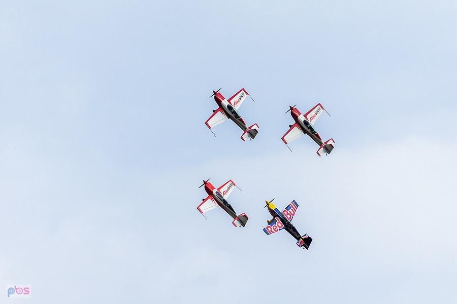 Extra 330 LC #SP-TLA, #SP-TLB - #SP-TLC - grupa Firebirds oraz Zivko Edge 540T #SP-YLC - Łukasz Czepiela