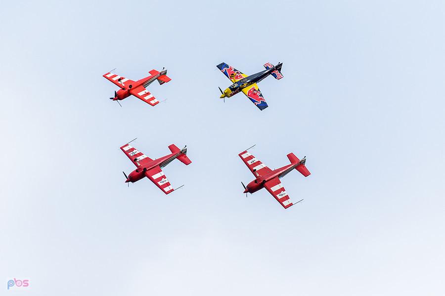 Extra 330 LC #SP-TLA, #SP-TLB - #SP-TLC - grupa Firebirds oraz Zivko Edge 540T #SP-YLC - Łukasz Czepiela