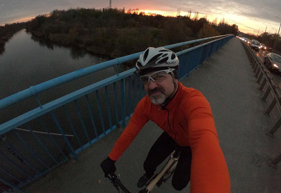 Słońce zachodzi, pusta rowerówka, a obok korki :)