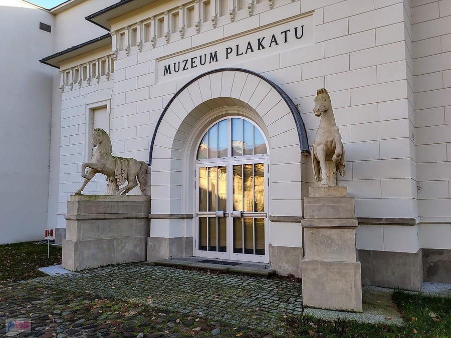 Rumaki przed Muzeum Plakatu