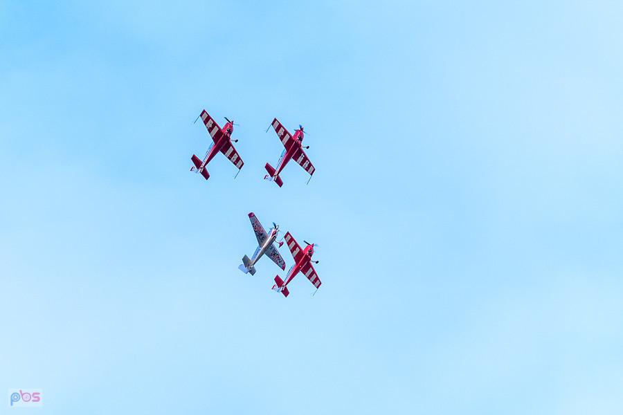 Zivko Edge 540 #N541HA - pilot Łukasz Czepiela oraz grupa Firebirds - Extra 330 LC #SP-TLA - pilot Adam Labus, #SP-TLB - Sebastian Nowicki, #SP-TLC Łukasz Świderski